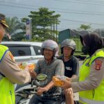 Bagi - Bagi Takjil Jelang Berbuka Puasa, Polres Banyuasin Juga Berikan Himbauan Kamtibmas IMG-20240325-WA0017