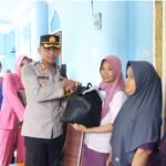 Berperahu Sampan, Kapolres OKU dan Bhayangkari Distribusikan Sembako Bantuan Kapolda Sumsel IMG-20240510-WA0007