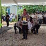 Kabag SDM Polres Banyuasin Pimpin Upacara Pemakaman Alm. Aipda Anta Wahyudha IMG-20241101-WA0014