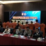 Polda Sumsel Pamerkan Pelaku Perusakan dan Pembakaran Fasilitas Umum di Palembang IMG-20250919-WA0004(1)
