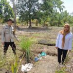 Dukung Swasembada Pangan, Bhabinkamtibmas Polsek Makarti Jaya Ajak Warga Tanam Kacang Tanah IMG-20260207-WA0021