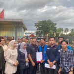 RATUSAN MASA BADAN EKSEKUTIF MAHASISWA (BEM) UNIVERSITAS PGRI PALEMBANG MELAKUKAN AKSI DEMONSTRASI DI KANTOR GUBERNUR SUMATERA SELATAN