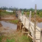 Jembatan Darurat dari Kayu Rapuh di Teluk Tenggulang Banyuasin, Warga Takut Jatuh ke Sungai Saat Angkut Hasil Tani