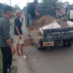 Warga Desa Perajin Gotong Royong Perbaiki Jalan Rusak Secara Swadaya