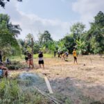 Masyarakat RT 02 Dusun 05 Desa Teluk Tenggulang Bergotong Royong Perbaiki Jalan dan Fasilitas Lapangan Voli