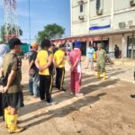 Danramil 430-02/Sungsang Bersama Camat Banyuasin II, Kapolsek Banyuasin II, Unsur Pemerintahan, Bank Sumsel Babel, dan Masyarakat gotong royong ruas jalan menuju Pelabuhan Kritis Desa Marga Sungsang IMG-20260807-WA0004