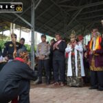 Perkuat Hubungan dengan Tokoh Adat, Kombes Hendra Rochmawan Sabet Galunggung Award 2026 IMG-20260818-WA0016