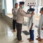 Jumat Berkah di Tengah Dampak Asap, Kapolsek Banyuasin 1 Bagikan Masker kepada Jamaah IMG-20260828-WA0012
