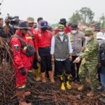Karhutla Pelalawan, Menhut Raja Antoni: Jangan Tinggalkan Lokasi Sebelum Pendinginan Tuntas IMG-20260828-WA0016
