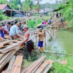 KODIM 0430/BA- KORAMIL 430-02/SUNGSANG BABINSA BERSAMA WARGA GOTONG ROYONG BANGUN JEMBATAN DARURAT PENGHUBUNG DESA SRI MULYO–UPANG